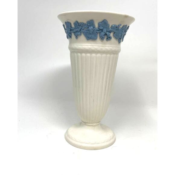 Wedgwood of Etruria & Barlaston Queensware English Grape leaf Vase - Picture 2 of 9